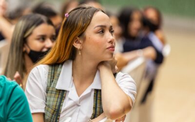 En Medellín, 150 mujeres estudiantes reciben talleres que fortalecen sus habilidades para la construcción de paz