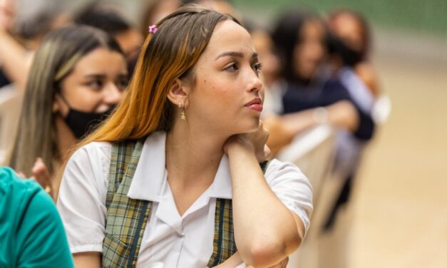 En Medellín, 150 mujeres estudiantes reciben talleres que fortalecen sus habilidades para la construcción de paz