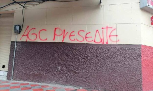 Las fachadas de Manrique amanecieron con mensajes de las AGC