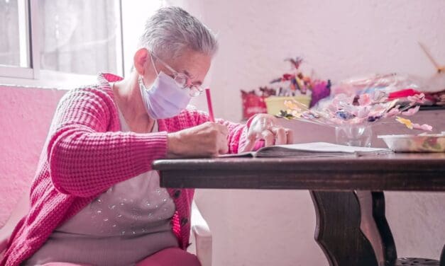 El programa Familias Cuidadoras de la Alcaldía de Medellín mitigó impactos de la pandemia en personas mayores