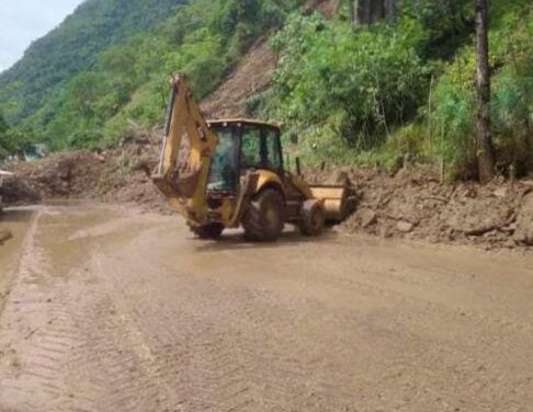 Vía Bolombolo-Santa Fe de Antioquia lleva dos días sin paso por derrumbe