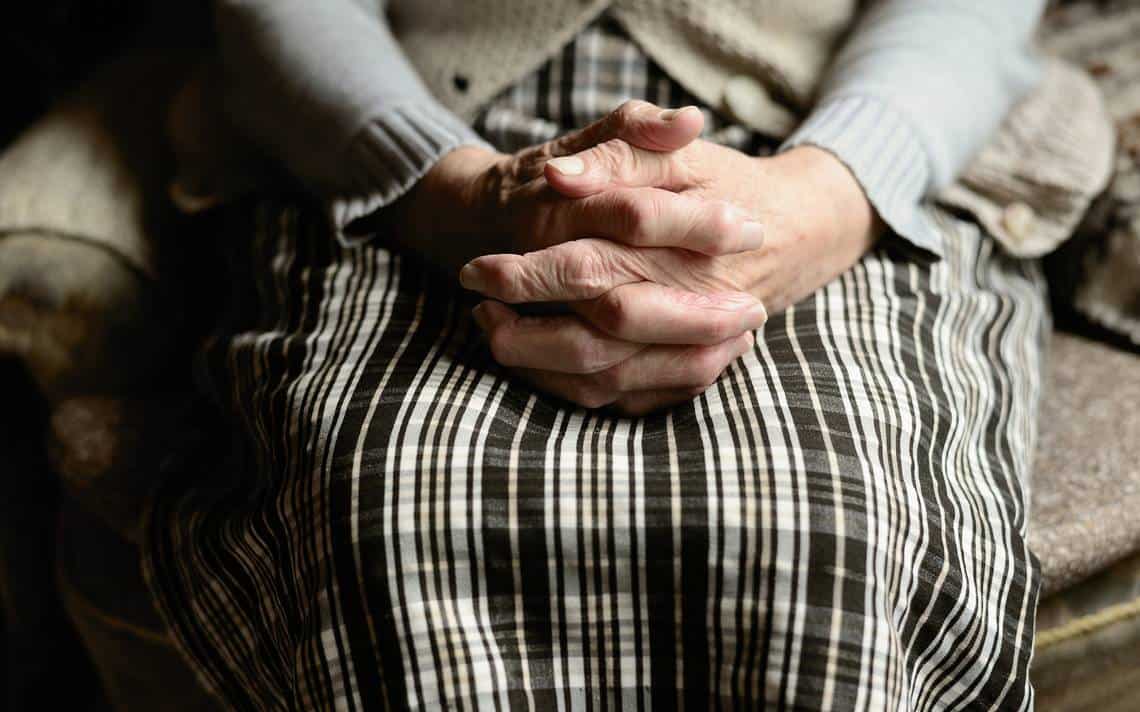 manos tercera edad adulto mayor viejo