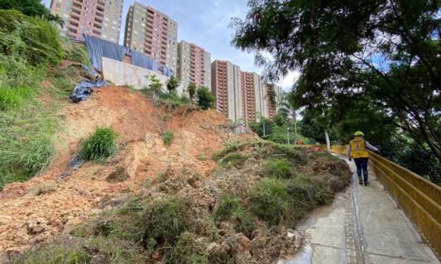 La Alcaldía de Medellín atiende y hace seguimiento al movimiento en masa que se registró en la unidad residencial Atavanza, en Rodeo Alto