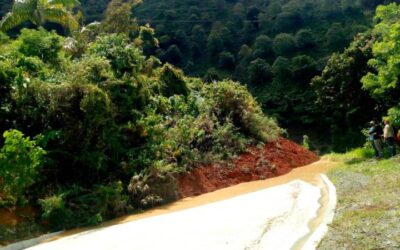 Derrumbe en Ciudad Bolívar cerró la vía Medellín-Quibdó