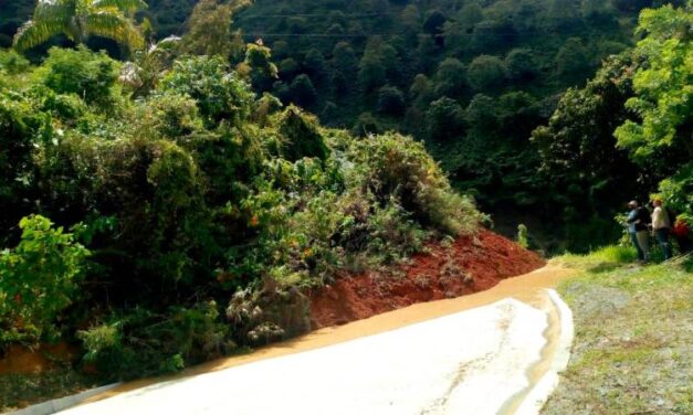 Derrumbe en Ciudad Bolívar cerró la vía Medellín-Quibdó