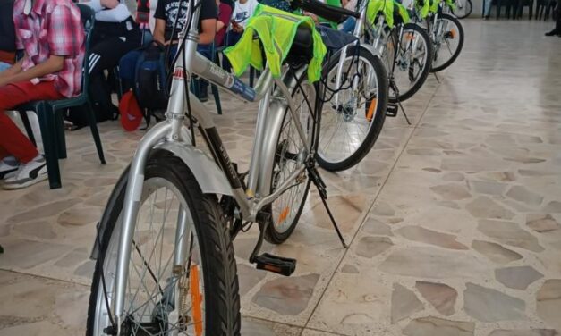 57 niños de Marinilla recibieron bicicletas y kits de seguridad vial