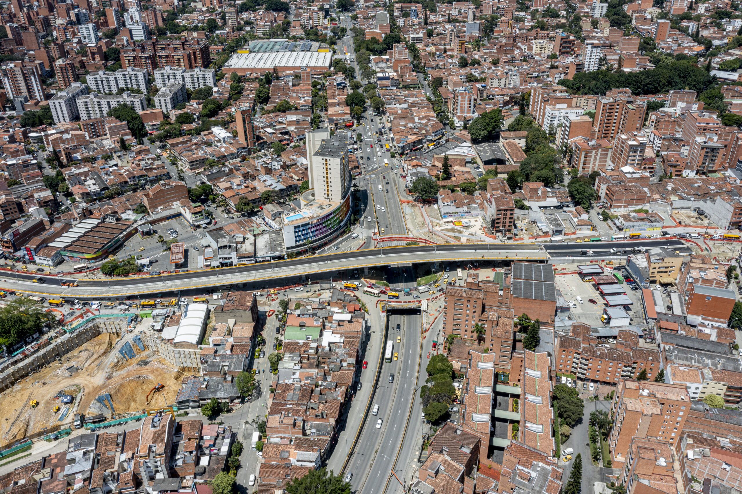 Con la apertura de la calzada norte, entre la glorieta de la 80 y la 84, avanzan los preparativos para habilitar el paso vehicular del intercambio de San Juan
