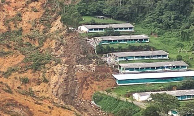 DAGRD y 15 unidades del Cuerpo Oficial de Bomberos Medellín, atienden el movimiento en masa en la Vereda Las Playas del corregimiento de San Antonio de Prado