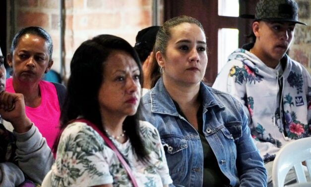 Más de 100 padres de jóvenes con procesos judiciales reciben acompañamiento para mejorar las relaciones