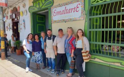 El Carmen recibió al Embajador (e) de EE. UU para mostrar el proceso de decoración de la cerámica