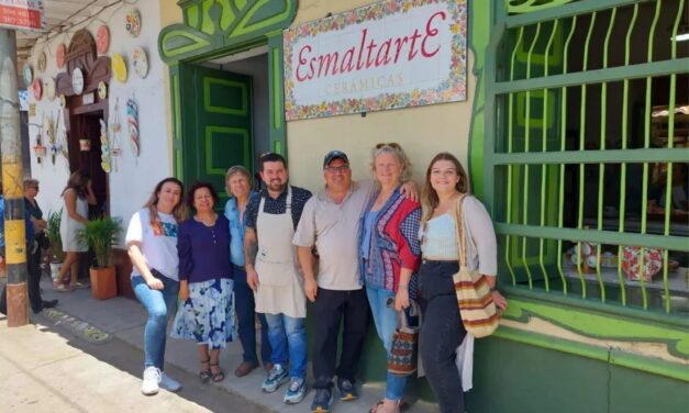 El Carmen recibió al Embajador (e) de EE. UU para mostrar el proceso de decoración de la cerámica