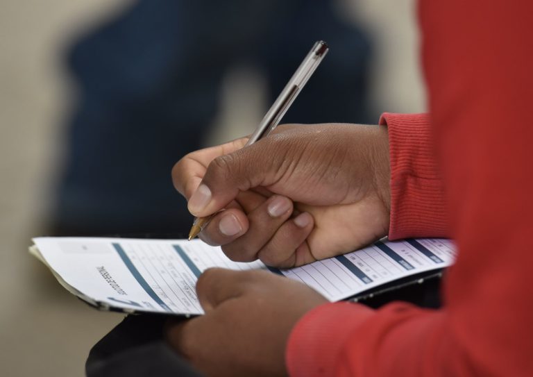 TOLUCA, ESTADO DE MÉXICO, 26JULUO2019.- Más de mil 100 vacantes se ofertaron por parte de 126 empresas en la 27 Feria del Empleo que se llevó a cabo en el Parque a Cuauhtémoc Alameda Central, en donde desde temprana hora se pudo observar una larga fila para poder accesar al evento. FOTO: CRISANTA ESPINOSA AGUILAR /CUARTOSCURO.COM