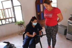 Veredas de Copacabana reciben asistencia médica en sus hogares