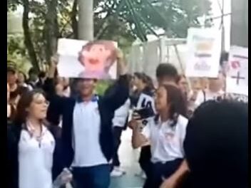 Colegio La Navarra en Bello protesta por mala gestión educativa