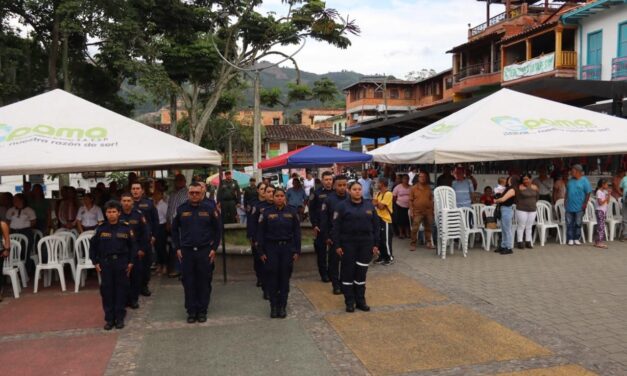Para fortalecer la capacidad de respuesta a emergencias, el Dagran y la Alcaldía de Amagá entregaron carrocisterna a los bomberos del municipio