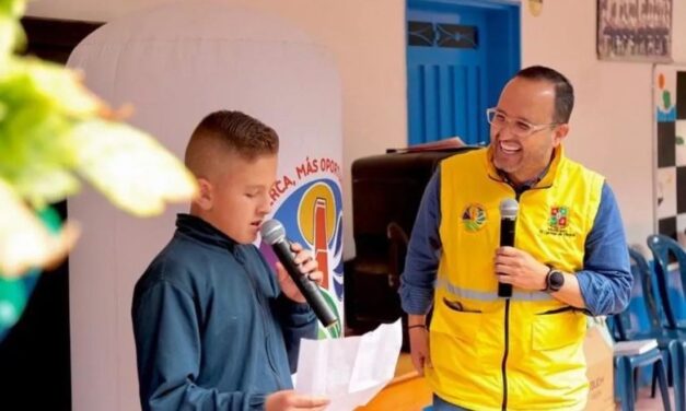 Estudiantes de El Carmen recibieron tablets para fortalecer su formación académica