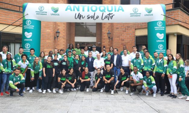 Atletas antioqueños que irán a los Juegos Suramericanos de Asunción, recibieron la bandera de Antioquia