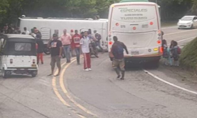 Accidente de bus escolar en Dabeiba deja una persona muerta y tres lesionadas