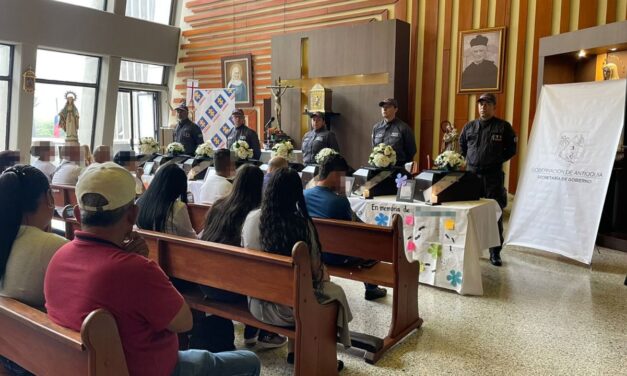 Los restos de ocho víctimas de desaparición forzada fueron entregadas hoy en la Gobernación de Antioquia