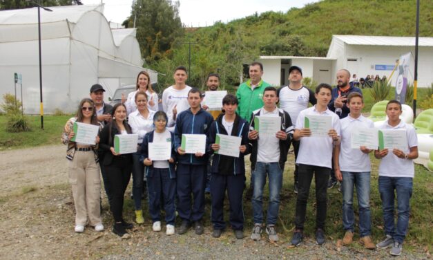 La Gobernación de Antioquia entregó becas a jóvenes rurales para formarlos en manejo de drones para el sector agropecuario
