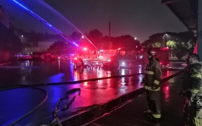Bomberos Medellín avanza en remoción de escombros en bodegas de Guayabal luego de incendio estructural de las últimas horas