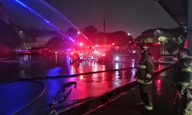 Bomberos Medellín avanza en remoción de escombros en bodegas de Guayabal luego de incendio estructural de las últimas horas
