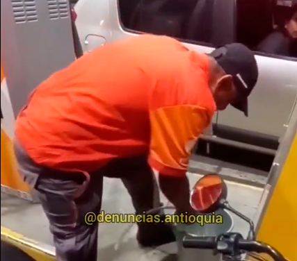 ¡Vuelve y juega! Motociclista pagó tanqueada con monedas de $50, pero no se las recibieron