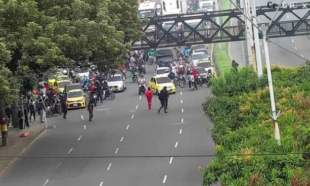 Encapcuchados bloquearon Autopista Norte a la altura de la Universidad Nacional