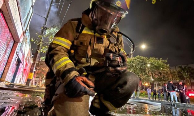 Bomberos Medellín confinó incendio en sector de Guayaquil