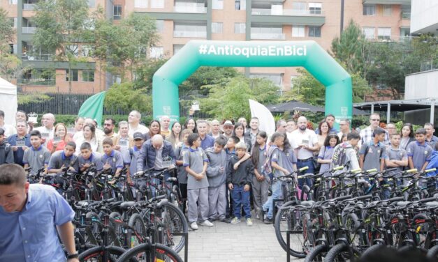 Gobernador de Antioquia entregó simbólicamente a 62 municipios, 6.000 bicicletas que hacen parte de la estrategia “En Bici a la Escuela”
