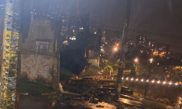 El Dagrd con Bomberos Medellín y equipo técnico atiende colapso de muro en la Pola