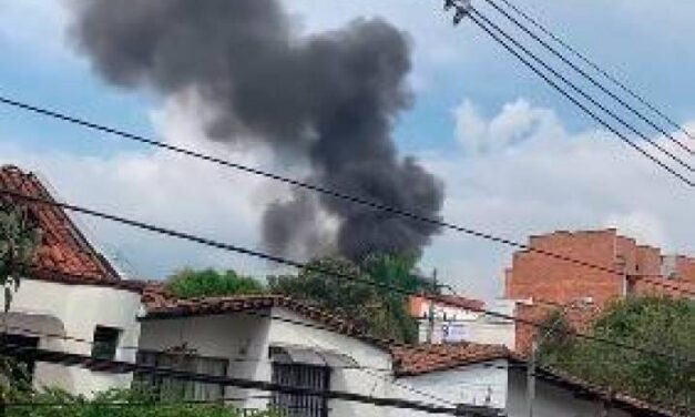 Avioneta con ocho personas a bordo cayó en zona residencial de Belén Rosales