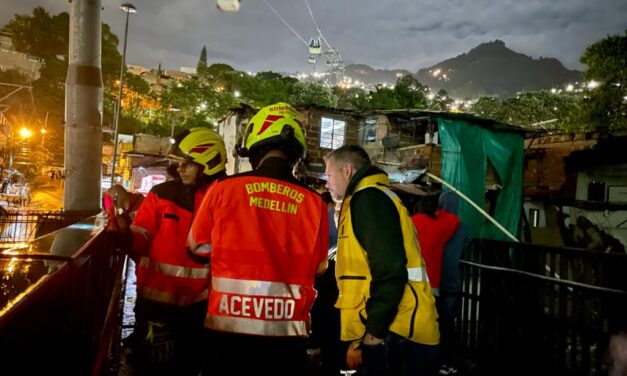 Con Bomberos Medellín y equipo técnico, el Dagrd atendió las emergencias por lluvias de las últimas horas en la comuna 8