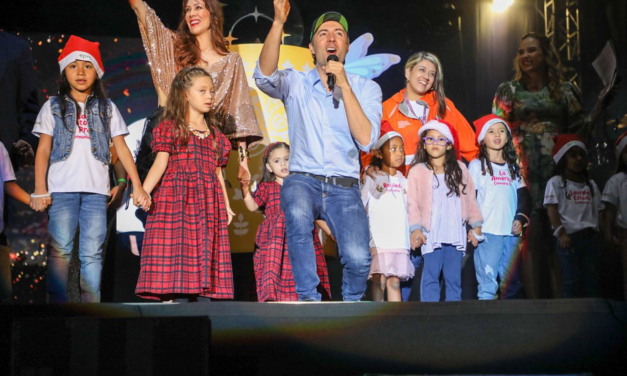 Con la asistencia especial de 21 niños en representación de cada comuna, Medellín encendió los alumbrados navideños 2022