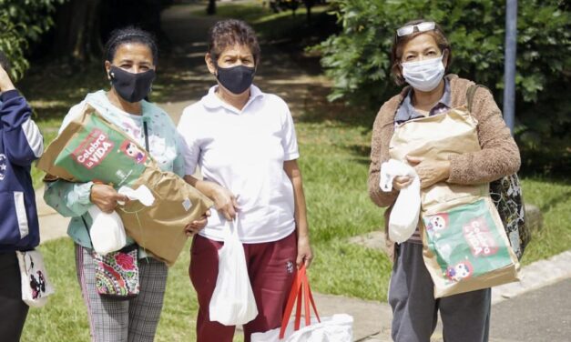 Inicia la entrega de 4.060 paquetes con insumos para las celebraciones navideñas en comunas y corregimientos de Medellín