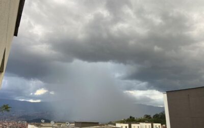 Granizo e inundaciones deja la fuerte lluvia en Medellín y el Valle de Aburrá