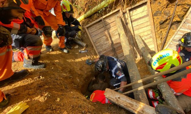 Con vida y conscientes, Bomberos Medellín rescató a dos personas atrapadas por movimiento en masa en Manrique