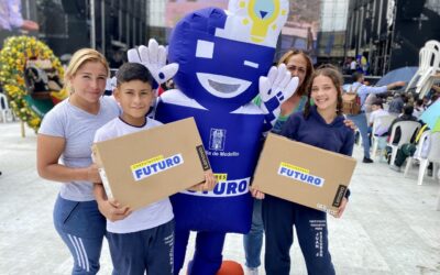 Medellín renovó su apuesta por la permanencia de los estudiantes de educación básica y universitaria con los Computadores Futuro