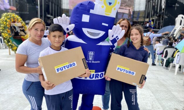Medellín renovó su apuesta por la permanencia de los estudiantes de educación básica y universitaria con los Computadores Futuro