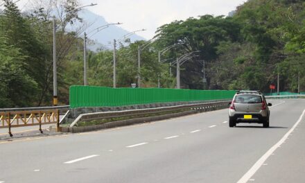 Buscan mejorar seguridad en la Autopista Mar 1 con barreras antideslumbramiento