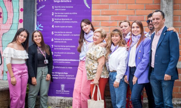 Medellín realiza ‘pegatón’ del Decálogo de los Derechos de las Niñas y las Mujeres en instituciones educativas