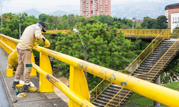La Alcaldía de Medellín adelanta acciones de instalación y mantenimiento de pasamanos y defensas viales