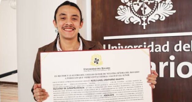 Universidad otorga título de «abogade» a una persona no binaria