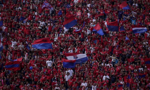 Hincha del Cali se tuvo que lanzar desde la tribuna para evitar ser golpeado en el Atanasio