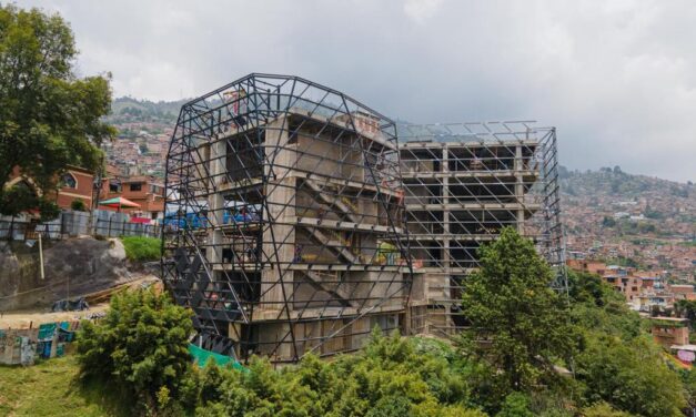 Con el inicio de la instalación de la fachada se alcanza otro hito importante en la recuperación de la Biblioteca España