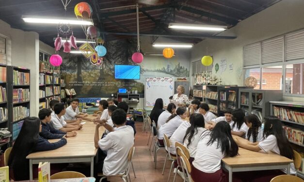 Con festival del libro, noche de poesía y muchas actividades más, instituciones educativas oficiales de Medellín conmemoran la Semana del Idioma Español