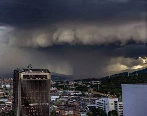 Por lluvias de esta tarde, Bomberos Medellín atiende diferentes emergencias en la ciudad