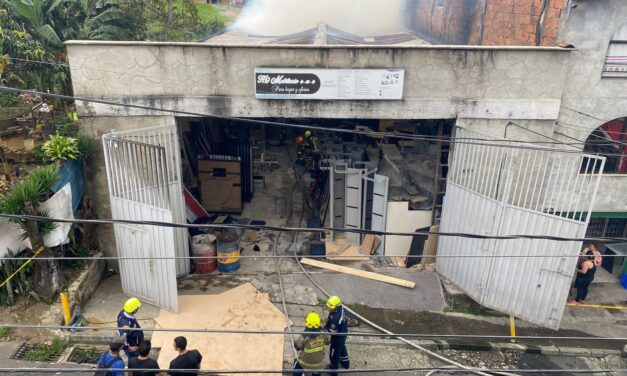 Bomberos Medellín controló incendio estructural en San Antonio de Prado