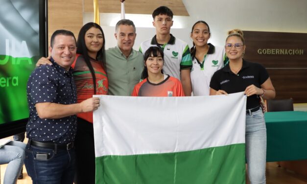 Deportistas antioqueños recibieron la bandera para participar en la Final Nacional de los Juegos Intercolegiados