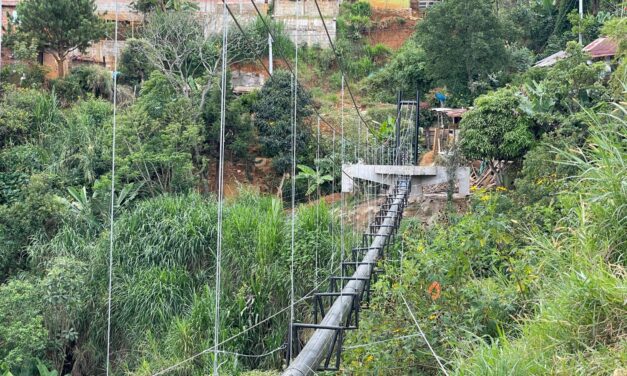 Más de 2.200 personas se benefician con el primer alcantarillado aéreo de Medellín